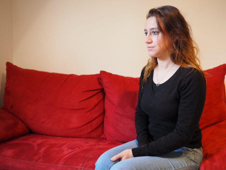 Valérie Bacot matou o ex-padrasto e marido que a violou e prostituiu desde criança. Está em liberdade, sob aplausos