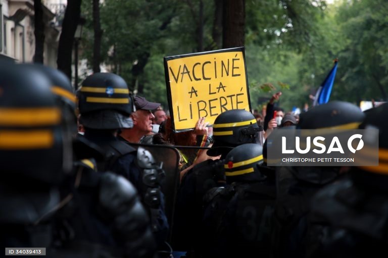 Covid-19: Milhares de franceses protestam contra passe sanitário