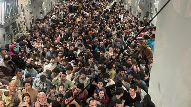 Afeganistão. A foto da evacuação. 640 afegãos no porão de um avião militar dos EUA