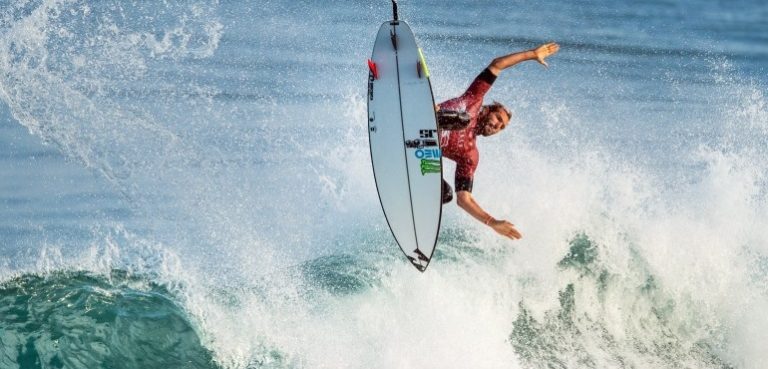 Frederico Morais nos ‘quartos’ da prova mexicana da elite mundial de surf