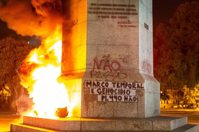 Direitos dos povos nativos do Brasil. Estátua de Pedro Álvares Cabral incendiada no Rio de Janeiro