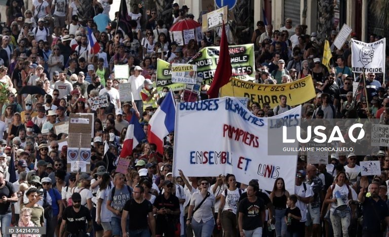 Covid-19/França. Dezenas de milhares manifestaram-se contra certificado e vacinas