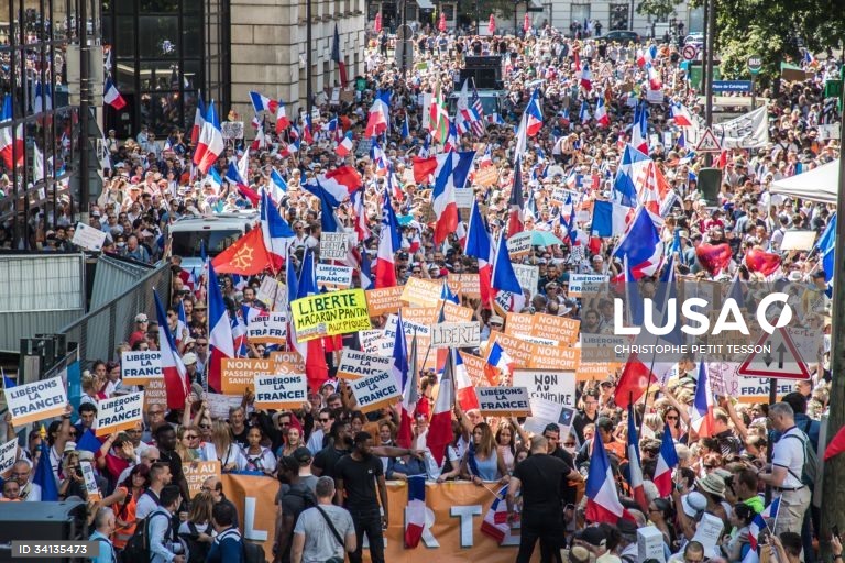 Covid-19: Milhares de franceses protestam contra “ditadura” do certificado