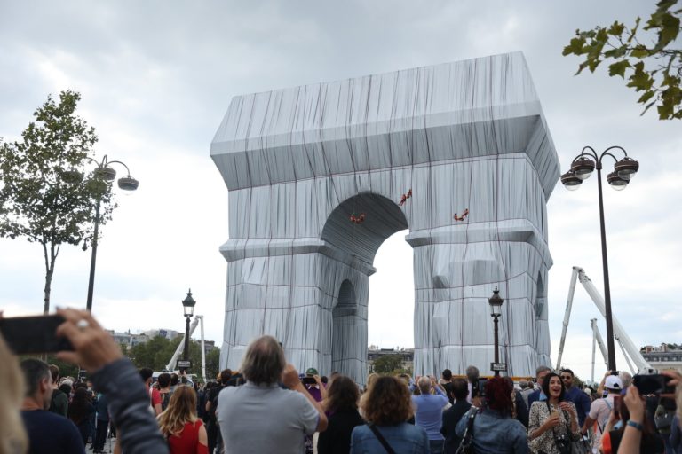 Christo. Até 3/10. O Arco do Triunfo empacotado. Artista trabalhou com colegas portugueses nos anos 60 em Paris