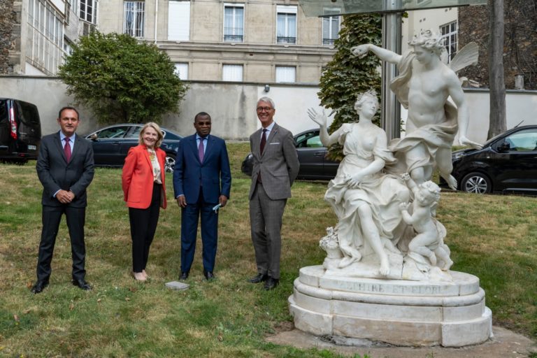 Angola doa duas esculturas do séc. XVIII ao Palácio de Versalhes. Protocolo de Acordo cultural França-Angola
