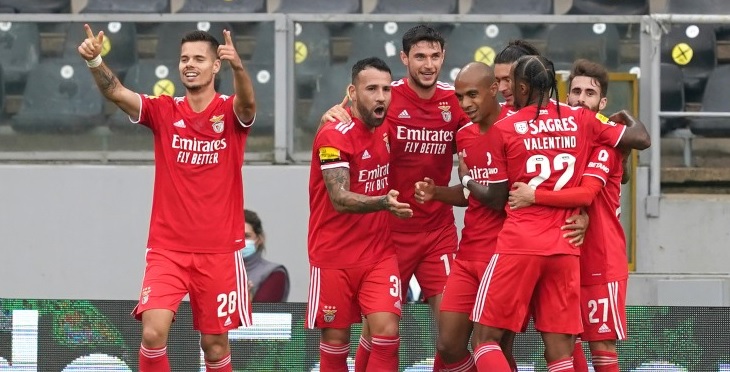 Benfica vence em Guimarães o Vitória SC e mantém percurso 100% vitorioso na I Liga