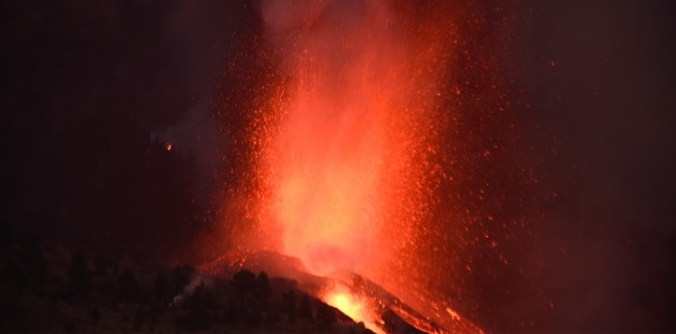 Autoridades preveem retirar de La Palma até 10.000 pessoas devido a erupção do vulcão Cumbre Vieja