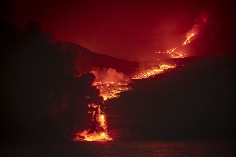 Lava do vulcão de La Palma chega ao mar. Nuvens tóxicas preocupam autoridades