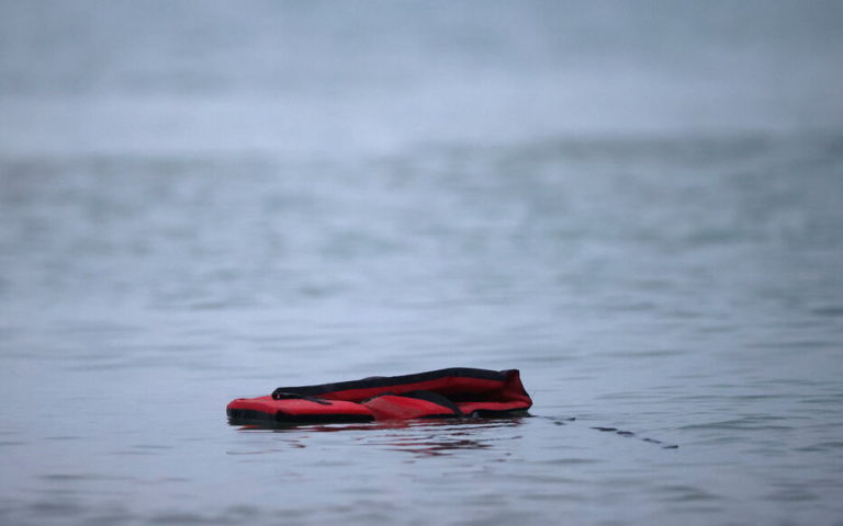 Tragédia. Pelo menos 27 migrantes morrem afogados ao largo de Calais, França