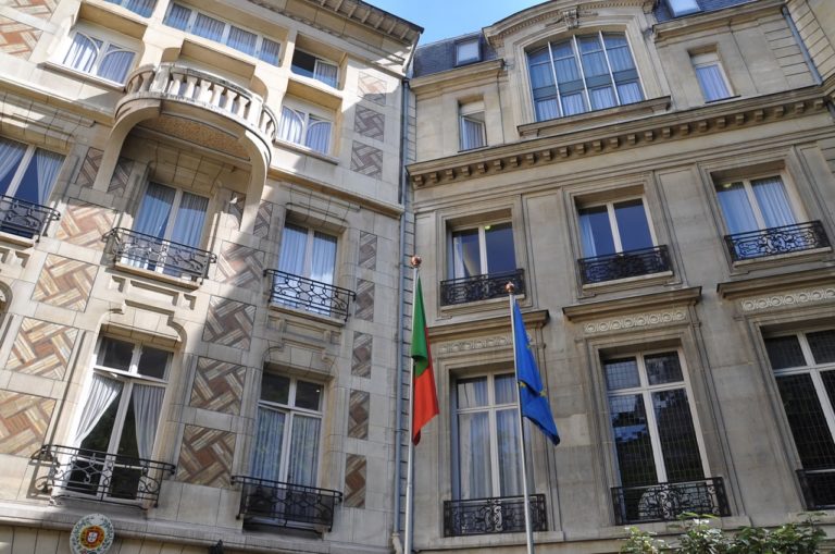 Cônsul-geral de Portugal em Paris divulga novo site do Consulado na Festa dos 35 anos da Rádio Alfa
