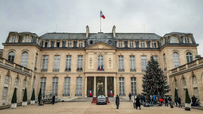 Guerra na Ucrânia. França expulsa 35 diplomatas russos