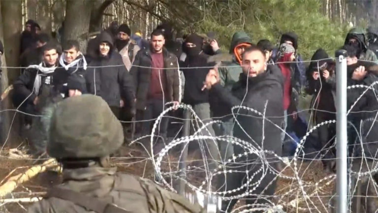 Migrantes. O arame farpado na fronteira polaca e o jogo do ditador da Bielorrússia. Opinião