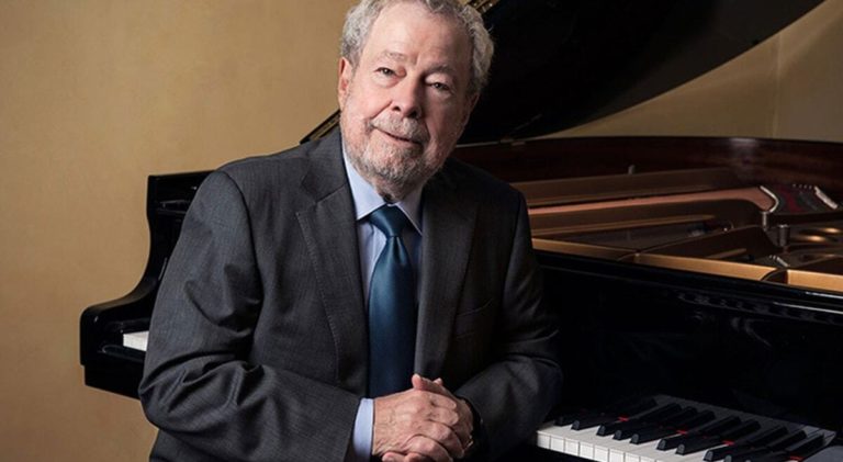 Palácio do Eliseu faz rasgado elogio ao pianista brasileiro Nelson Freire (« génio »), que morreu aos 77 anos