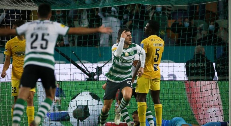 Sporting vence Portimonense com reviravolta e isola-se na frente