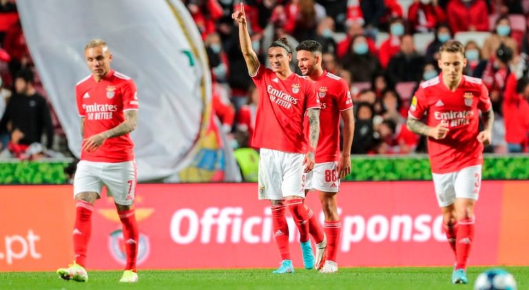 Benfica vence Vitória SC e fica a quatro pontos do Sporting