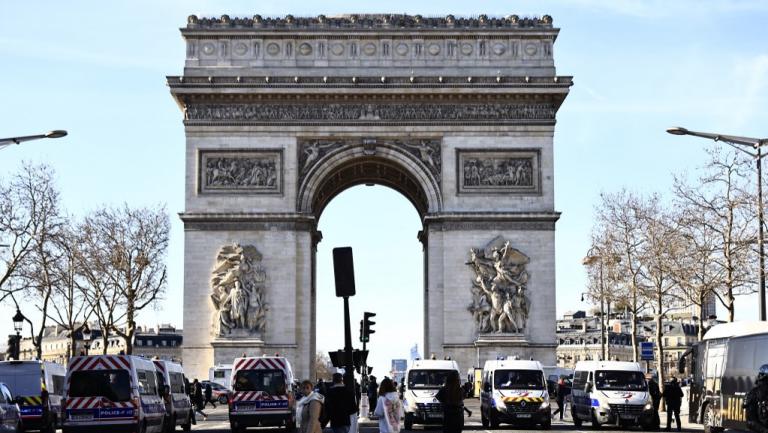 Manifestantes em Paris pedem fim das restrições e respeito pela liberdade