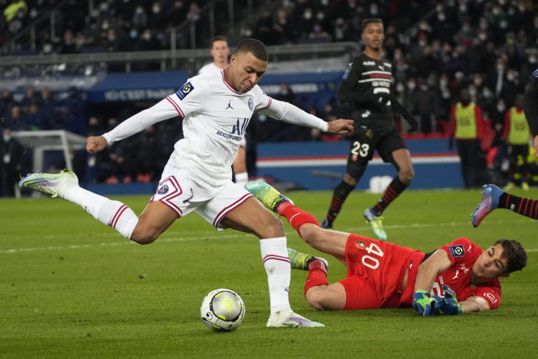 PSG bate Rennes com golo nos descontos de Mbappé a passe de Messi