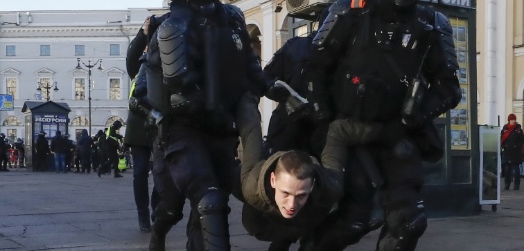 Pelo menos 3.500 detidos na Rússia por se manifestarem contra invasão