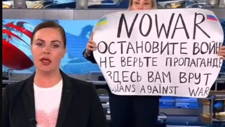 « Estão a mentir-vos ». Jornalista invade emissão de TV russa em protesto
