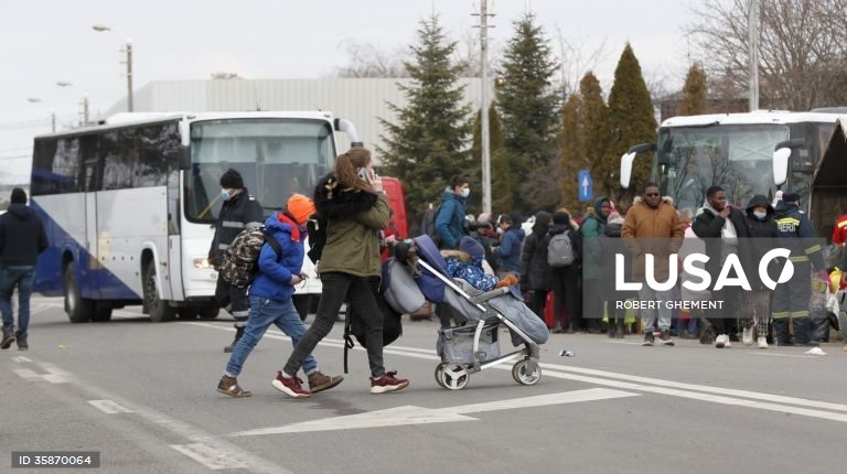 Refugiados ucranianos bem recebidos na Polónia e na Hungria. E os outros? Sírios, afegãos, curdos, africanos… Opinião