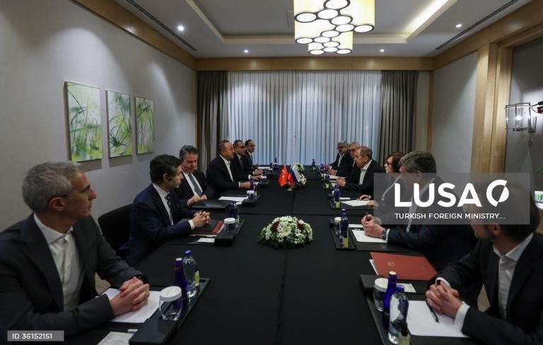 Ucrânia. Reunião entre ministros russo e ucraniano na Turquia