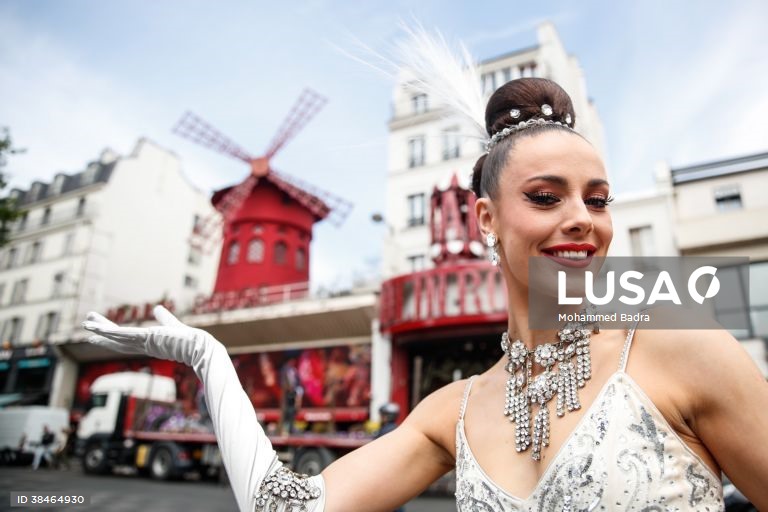 Icónico Moulin Rouge em Paris transformado em alojamento turístico. Fotos Lusa