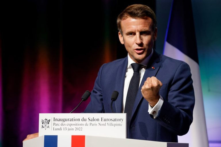 Macron apela para fortalecimento da indústria de defesa europeia