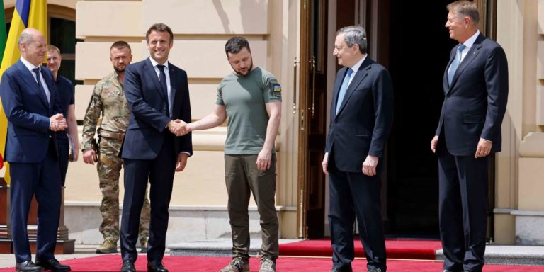 Macron garante que França está ao lado dos ucranianos, Mario Draghi garante « Tudo será reconstruído »