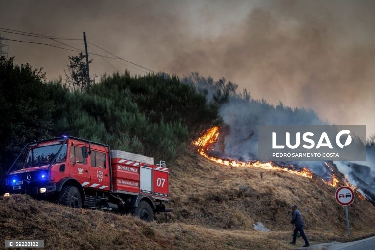 Incêndios: Fogo em Vila Real com uma frente que preocupa, meios aéreos acionados