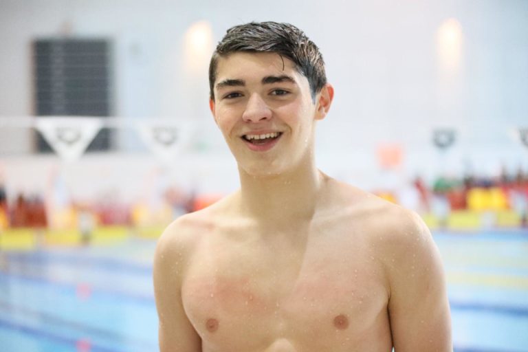 Diogo Ribeiro conquista medalha de ouro no mundial de juniores de natação
