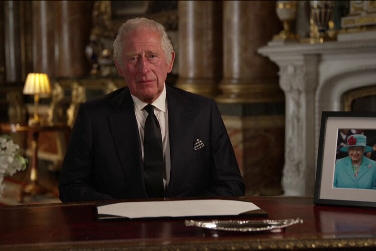 Reino Unido: Rei Carlos III recorda a « amada mãe » como “inspiração e exemplo »