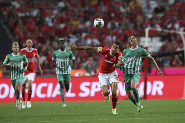 Benfica vence Rio Ave e segue isolado no topo da I Liga