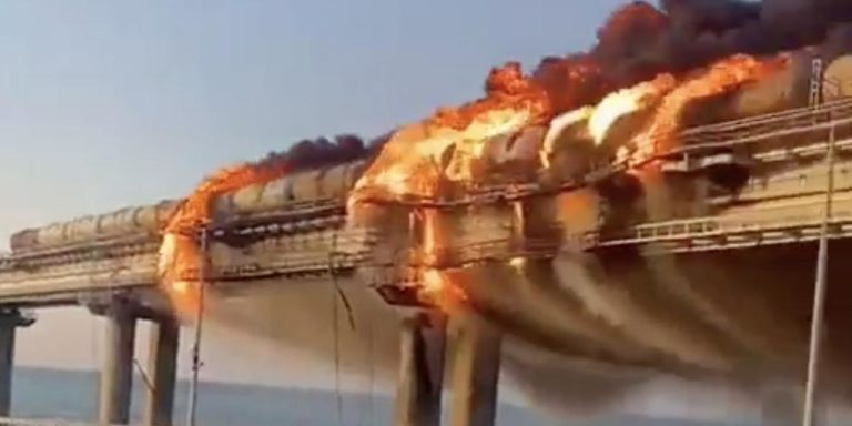 Pelo menos três mortos na explosão na ponte da Crimeia