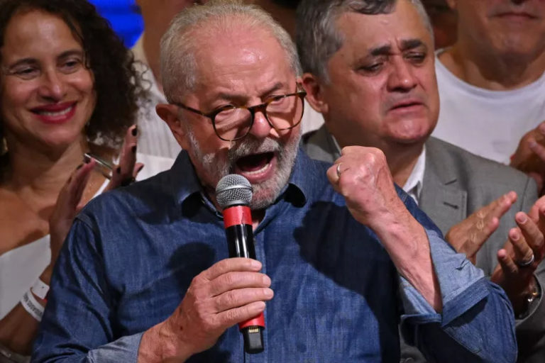 Lula eleito Presidente do Brasil por curta margem. Bolsonaro ainda em silêncio na manhã de 2ª feira. Atualizado