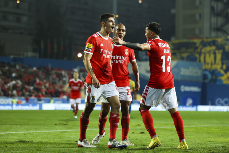 Benfica goleia Estoril Praia e reforça liderança no 23º jogo sem perder