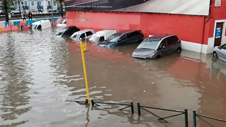 Inundações. Lisboa acordou com ruas alagadas e caos no trânsito