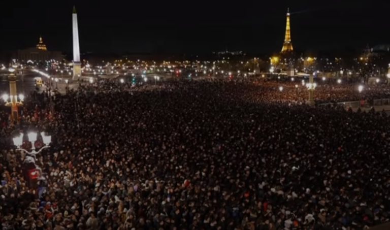 Milhares de pessoas saudaram os jogadores da seleção francesa em Paris