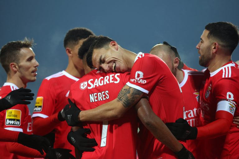 Benfica soma terceira vitória seguida fora e destaca-se na liderança da I Liga