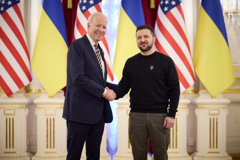 Biden faz visita surpresa a Kiev e anuncia entrega de mais armas. Ucrânia em estado de alerta máximo