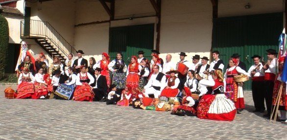 Associações/Aulnay. Grupo folclórico Rosa dos Ventos festeja 50 anos. Sumário do Passagem de Nível de 5/02