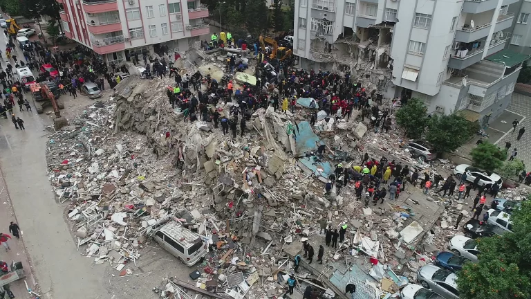 Sobe para mais de 16 mil o número de mortos no sismo da Turquia e na Síria