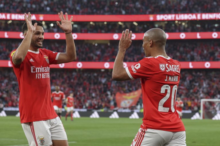 Benfica goleia Vitória SC e aumenta provisoriamente vantagem sobre perseguidores