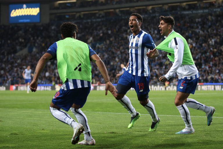 FC Porto vence Santa Clara e fica a quatro pontos do líder Benfica
