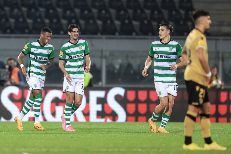Sporting regressa aos triunfos ao bater Vitória em Guimarães
