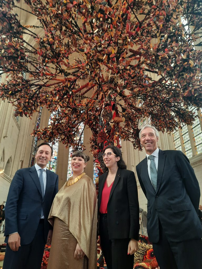 Joana Vasconcelos inaugura em Paris « Árvore da Vida » – Reportagem exclusiva