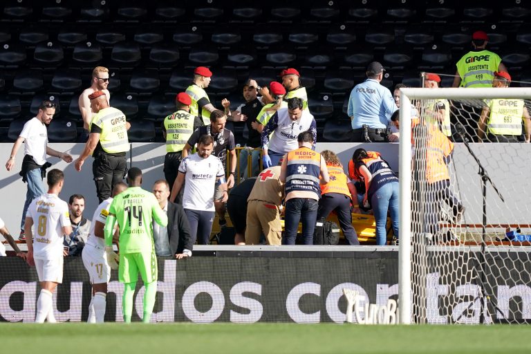 Jogo Vitória SC – Vizela foi interrompido após adepto cair da bancada