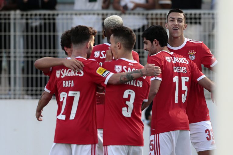 Benfica goleia em Portimão e fica mais perto do título