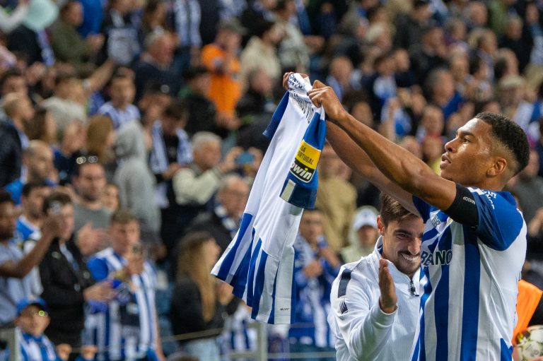 FC Porto vence Casa Pia com reviravolta e mantém-se na corrida ao título