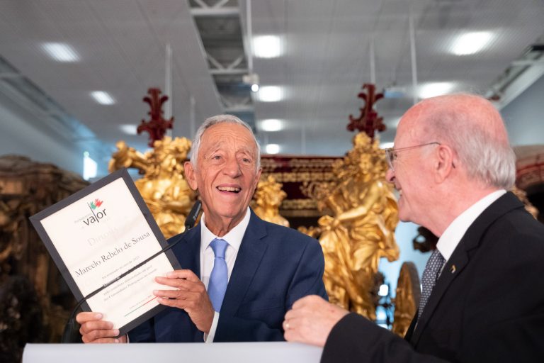 Marcelo recebe troféu « Português de Valor » durante uma receção a emigrantes em Lisboa