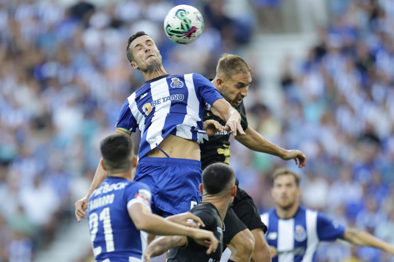 FC Porto vence Farense por 2-1